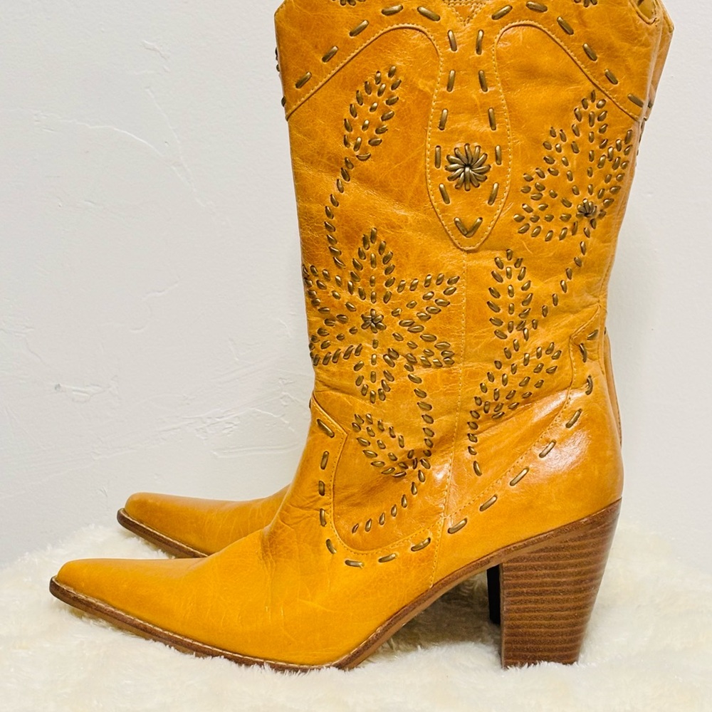 Vintage Western Heeled Boots - Picture 3 of 16
